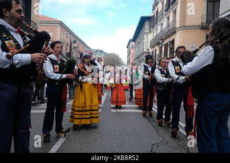 Musiker treten als Tradition aus dem Mittelalter auf, als mehr als eintausend Schafe im Stadtzentrum spazieren gehen, während des jährlichen Trashumancia-Festivals, das seit 1994 jeden Herbst in Madrid, Spanien, am 20. Oktober 2019 stattfindet. (Foto von Antonio Navia/NurPhoto) Stockfoto