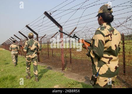 Indian Border Security Force (BSF) am 20,2019. Oktober patrouillieren Soldatinnen am Grenzposten in der Nähe von Petrapole an der Grenze zwischen Indien und Bangladesch in den Außenbezirken von Kalkutta, Indien. (Foto von Debajyoti Chakraborty/NurPhoto) Stockfoto