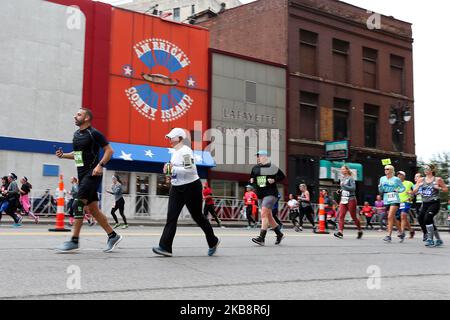 Läufer passieren rivalisierende Coney Island Restaurants auf der Washington Avenue während des Detroit Free Press/TCF Bank Marathon in Detroit, Michigan, USA, am Sonntag, 20. Oktober 2019. (Foto von Amy Lemus/NurPhoto) Stockfoto