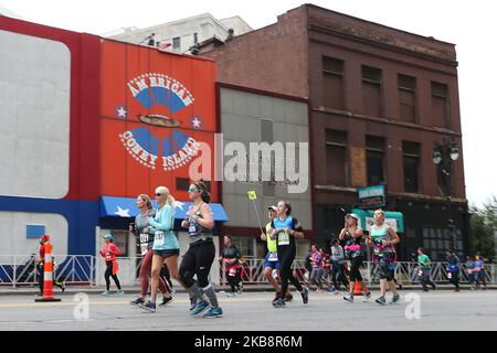 Läufer passieren rivalisierende Coney Island Restaurants auf der Washington Avenue während des Detroit Free Press/TCF Bank Marathon in Detroit, Michigan, USA, am Sonntag, 20. Oktober 2019. (Foto von Amy Lemus/NurPhoto) Stockfoto