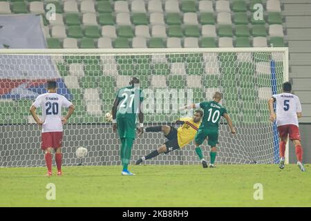 Nabil El Zhar von Al Ahli punktet beim QNB Stars League-Spiel gegen Al Shahaniya am 19 2019. Oktober im Hamad bin Khalifa Stadium, Doha, Katar, mit einer Strafe. (Foto von Simon Holmes/NurPhoto) Stockfoto