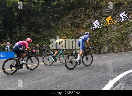 Enric Mas Nicolau (R) aus Spanien und Deceuninck - Quick - Step führt vor Antwan Tolhoek aus den Niederlanden und dem Team Jumbo - Visma (C) und Daniel Felt Martinez Poveda (L) aus Kolumbien und EF Education an erster Stelle, in den letzten 300m der vierten Etappe, 161,4km Nanning nach Nonglas, Der 3. Ausgabe der Cycling Tour de Guangxi 2019, . Am Sonntag, den 20. Oktober 2019, China. (Foto von Artur Widak/NurPhoto) Stockfoto