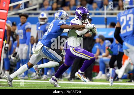 Minnesota Vikings Tight End Irv Smith (84) spielt den Ball unter dem Druck des Detroit Lions-Eckers Rashaan Melvin (29) während der ersten Hälfte eines NFL-Fußballspiels gegen die Detroit Lions in Detroit, Michigan, USA, am Sonntag, den 20. Oktober 2019. (Foto von Amy Lemus/NurPhoto) Stockfoto