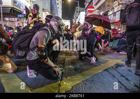 Protestierende werden während eines Anti-Regierung-Protestes in Mong Kok in Hongkong, China, am 20. Oktober 2019 gesehen, prodemokratische Demonstranten gehen seit Monaten auf die Straße, um zu protestieren. (Foto von Vernon Yuen/NurPhoto) Stockfoto