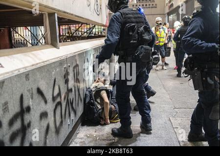 Während eines Anti-Regierung-Protestes in Mong Kok in Hongkong, China, am 20. Oktober 2019, wird ein Protestler von der Polizei festgenommen. (Foto von Vernon Yuen/NurPhoto) Stockfoto