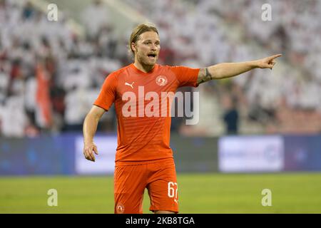 Birkir Bjarnason von al Arabi gibt am 20 2019. Oktober im Grand Hamad Stadium in Doha, Katar, den Befehl zu seinem Debüt in der QNB Stars League gegen Al Gharafa. (Foto von Simon Holmes/NurPhoto) Stockfoto