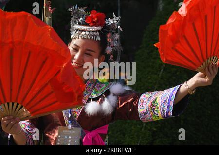 Mitglieder einer lokalen Volksgruppe der Zhuang Ethnie in traditionellen Zhuang Kleidern treten an der Startlinie der fünften Etappe auf, der 212,5km Liuzhou nach Guilin Etappe, der 3. Ausgabe der Cycling Tour de Guangxi 2019, . Am Montag, den 21. Oktober 2019, China. (Foto von Artur Widak/NurPhoto) Stockfoto