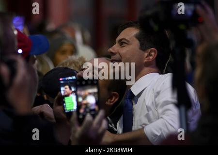 Der demokratische Präsidentschaftskandidat South Bend, der Bürgermeister von Indiana, Pete Buttigieg, begrüßt die Wähler, nachdem er am 20. Oktober 2019 vor dem Reading Terminal Market in Center City Philadelphia, PA, eine Wahlkampfveranstaltung abgehalten hatte. (Foto von Bastiaan Slabbers/NurPhoto) Stockfoto