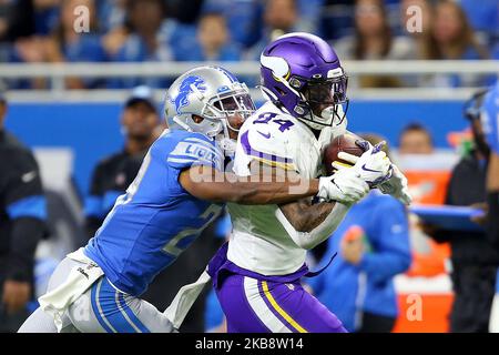 Minnesota Vikings Tight End Irv Smith (84) spielt den Ball unter dem Druck des Detroit Lions-Eckers Rashaan Melvin (29) während der ersten Hälfte eines NFL-Fußballspiels gegen die Detroit Lions in Detroit, Michigan, USA, am Sonntag, den 20. Oktober 2019. (Foto von Amy Lemus/NurPhoto) Stockfoto