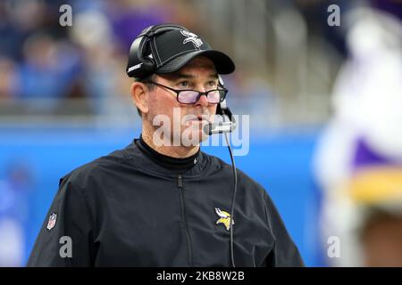 Minnesota Vikings-Cheftrainer Mike Zimmer blickt am Sonntag, den 20. Oktober 2019, in der zweiten Hälfte eines NFL-Fußballspiels gegen die Minnesota Vikings in Detroit, Michigan, USA, von der Seitenlinie aus. (Foto von Amy Lemus/NurPhoto) Stockfoto