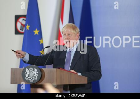 Boris Johnson, Premierminister des Vereinigten Königreichs, spricht während der Pressekonferenz im Justus-Lipsius-Gebäude während des Sondergipfels der EU-Staats- und Regierungschefs am 17. Oktober 2019 in Brüssel, Belgien. Die Sondertagung des Europäischen Rates konzentriert sich hauptsächlich auf Artikel 50 und den Austritt Großbritanniens aus der Europäischen Union, den Brexit, die Beziehungen zur Türkei nach dem militärischen Engagement in Syrien, die Erweiterung der EU und Umweltfragen. (Foto von Nicolas Economou/NurPhoto) Stockfoto