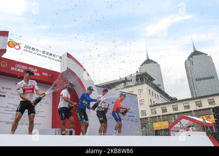 (L-R) Ryan Mullen (Irland und Trek - Segafredo Team), Fernando Gaviria (Kolumbien und VAE Team Emirates), Pascal Ackermann (Deutschland und Team Bora-Hansgrohe), Tomasz Marczynski (Polen und Lotto Soudal Team) und Enric Mas Nicolau (Spanien und Deceuninck - schnell - Schritt), Während der Preisverleihung der fünften Etappe der Radtour de Guangxi 2019, . Am Montag, den 21. Oktober 2019, China. (Foto von Artur Widak/NurPhoto) Stockfoto