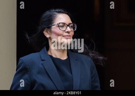 Der Innenminister Priti Patel verlässt die Downing Street 10 im Zentrum von London, nachdem er an der wöchentlichen Kabinettssitzung am 22. Oktober 2019 in London, England, teilgenommen hat. Die Abgeordneten des Unterhauses debattieren und stimmen heute über den Entwurf des Austrittsabkommens der Europäischen Union, bekannt als die zweite Lesung, und über den Programmantrag von Boris Johnsons Plan, das Brexit-Gesetz innerhalb von drei Tagen abzuschließen. (Foto von Wiktor Szymanowicz/NurPhoto) Stockfoto