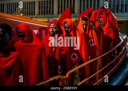 Eine Gruppe geretteter Migranten an Bord des spanischen Seeschiffs wartet darauf, am 21. Oktober 2019 von den Freiwilligen des Roten Kreuzes in Malaga, Spanien, an Bord zu gehen. (Foto von Guillaume Pinon/NurPhoto) Stockfoto