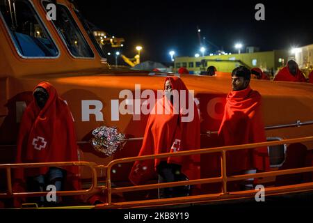 Eine Gruppe geretteter Migranten an Bord des spanischen Seeschiffs wartet darauf, am 21. Oktober 2019 von den Freiwilligen des Roten Kreuzes in Malaga, Spanien, an Bord zu gehen. (Foto von Guillaume Pinon/NurPhoto) Stockfoto