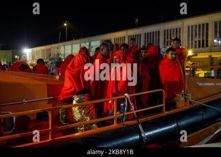 Eine Gruppe geretteter Migranten an Bord des spanischen Seeschiffs wartet darauf, am 21. Oktober 2019 von den Freiwilligen des Roten Kreuzes in Malaga, Spanien, an Bord zu gehen. (Foto von Guillaume Pinon/NurPhoto) Stockfoto