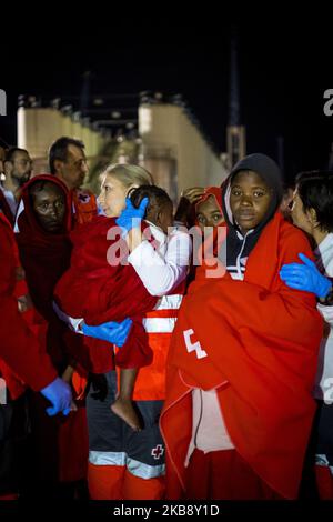 Weibliche gerettete Migranten mit ihren Kindern werden vom Stab des Roten Kreuzes betreut, der am 21. Oktober 2019 zur Betreuungseinheit in Malaga, Spanien, gebracht wird. (Foto von Guillaume Pinon/NurPhoto) Stockfoto