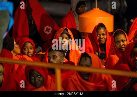 Eine Gruppe geretteter Personen an Bord des spanischen Seeschiffs wartet darauf, am 21. Oktober 2019 in Malaga, Spanien, auszusteigen. (Foto von Guillaume Pinon/NurPhoto) Stockfoto