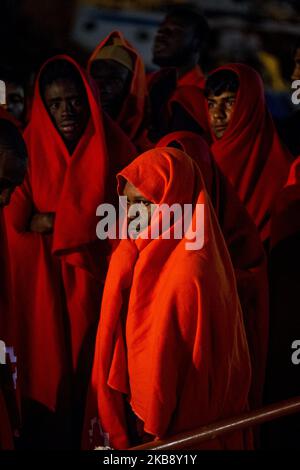 Eine Gruppe geretteter Personen an Bord des spanischen Seeschiffs wartet darauf, am 21. Oktober 2019 in Malaga, Spanien, auszusteigen. (Foto von Guillaume Pinon/NurPhoto) Stockfoto