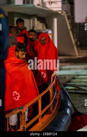 Eine Gruppe geretteter Personen an Bord des spanischen Seeschiffs wartet darauf, am 21. Oktober 2019 in Malaga, Spanien, auszusteigen. (Foto von Guillaume Pinon/NurPhoto) Stockfoto