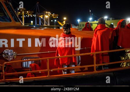 Eine Gruppe geretteter Migranten an Bord des spanischen Seeschiffs wartet darauf, am 21. Oktober 2019 von den Freiwilligen des Roten Kreuzes in Malaga, Spanien, an Bord zu gehen. (Foto von Guillaume Pinon/NurPhoto) Stockfoto