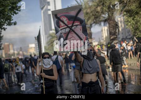 Tausende von Menschen marschierten, um gegen die politischen Maßnahmen der Regierung von Sebastian Pinera und die Repression gegen den sozialen Aufstand zu demonstrieren, der am 21. Oktober 2019 in Santiago de Chile in ganz Chile aufkommt. (Foto von Pablo Rojas Madariaga/NurPhoto) Stockfoto