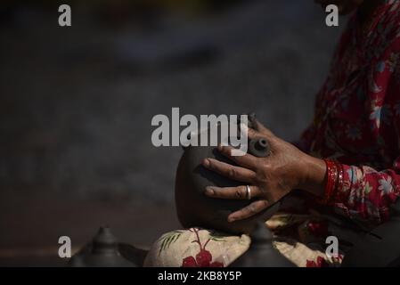 Eine Frau, die Tontopf in ihrer Werkstatt am Pottery Square, Bhaktapur, Nepal, am Dienstag, den 22. Oktober 2019, herstellte. Nepalese Potter arbeitet an ihrer traditionellen Töpferei in kleinem Maßstab in Bhaktapur, Nepal. Bhaktapur ist eine alte Stadt im Kathmandu Valley und wird aufgrund seiner reichen Kultur, Tempel und Holz-, Metall- und Steinkunst von der UNESCO zum Weltkulturerbe erklärt. (Foto von Narayan Maharjan/NurPhoto) Stockfoto