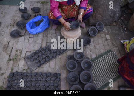 Eine Frau, die Tontopf-Lampen für das bevorstehende Tihar- oder Deepawali-Festival auf ihrem Workshop am Pottery Square, Bhaktapur, Nepal, am Dienstag, den 22. Oktober 2019, herstellte. Nepalese Potter arbeitet an ihrer traditionellen Töpferei in kleinem Maßstab in Bhaktapur, Nepal. Bhaktapur ist eine alte Stadt im Kathmandu Valley und wird aufgrund seiner reichen Kultur, Tempel und Holz-, Metall- und Steinkunst von der UNESCO zum Weltkulturerbe erklärt. (Foto von Narayan Maharjan/NurPhoto) Stockfoto