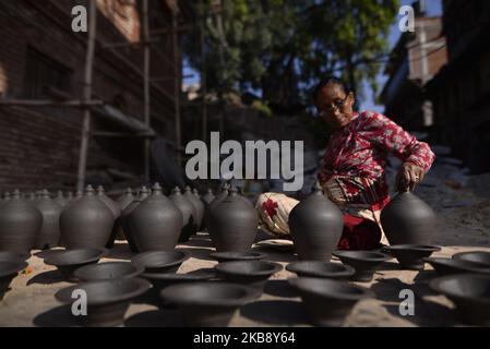 Eine Frau, die Tontopf in ihrer Werkstatt am Pottery Square, Bhaktapur, Nepal, am Dienstag, den 22. Oktober 2019, herstellte. Nepalese Potter arbeitet an ihrer traditionellen Töpferei in kleinem Maßstab in Bhaktapur, Nepal. Bhaktapur ist eine alte Stadt im Kathmandu Valley und wird aufgrund seiner reichen Kultur, Tempel und Holz-, Metall- und Steinkunst von der UNESCO zum Weltkulturerbe erklärt. (Foto von Narayan Maharjan/NurPhoto) Stockfoto