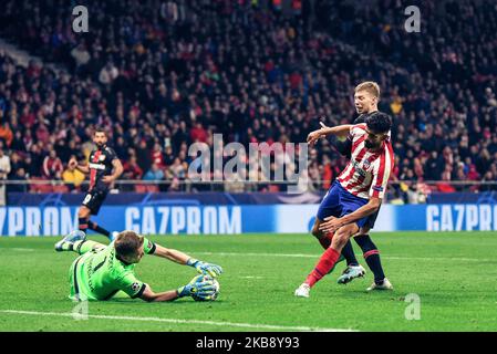 Lukas Hradecky und Diego Costa während des UEFA Champions League-Spiels zwischen Atletico de Madrid und Bayer 04 Leverkusen am 22. Oktober 2019 in Wanda Metropolitano in Madrid, Spanien . (Foto von Rubén de la Fuente Pérez/NurPhoto) Stockfoto