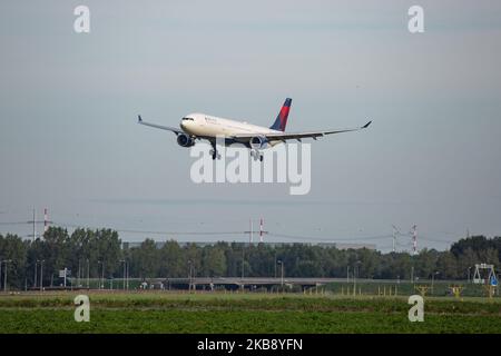 Delta Air Lines Airbus A330-300, gesehen bei einer letzten Landung auf dem internationalen Flughafen Amsterdam Schiphol AMS EHAM in den Niederlanden am 16. Oktober 2019. Der Airbus A333 verfügt über 2x PW PW4168A-Triebwerke. ETOPS und die Registrierung N821NW. Delta verbindet die niederländische Hauptstadt über Transatlantische Langstreckenflüge und Großkörperflugzeuge mit Atlanta, Boston, Detroit, Minneapolis St. Paul, New York JFK, Orlando, Portland OR, Salt Lake City, Seattle Tacoma, Los Angeles und Tampa. Delta Airlines DAL DL ist die zweitgrößte Fluggesellschaft der Welt mit beförderten Passagieren und Mitglied von SkyT Stockfoto