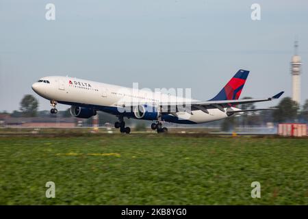 Delta Air Lines Airbus A330-300, gesehen bei einer letzten Landung auf dem internationalen Flughafen Amsterdam Schiphol AMS EHAM in den Niederlanden am 16. Oktober 2019. Der Airbus A333 verfügt über 2x PW PW4168A-Triebwerke. ETOPS und die Registrierung N821NW. Delta verbindet die niederländische Hauptstadt über Transatlantische Langstreckenflüge und Großkörperflugzeuge mit Atlanta, Boston, Detroit, Minneapolis St. Paul, New York JFK, Orlando, Portland OR, Salt Lake City, Seattle Tacoma, Los Angeles und Tampa. Delta Airlines DAL DL ist die zweitgrößte Fluggesellschaft der Welt mit beförderten Passagieren und Mitglied von SkyT Stockfoto