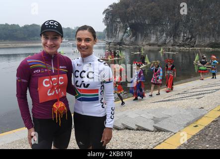 Marianne Vos aus den Niederlanden und das Team CCC Liv sowie Ashleigh Moolman - Pasio aus Südafrika und das Team CCC - Liv, gesehen während der Preisverleihung der Cycling Tour de Guangxi 2019. Am Dienstag, den 22. Oktober 2019, China. (Foto von Artur Widak/NurPhoto) Stockfoto