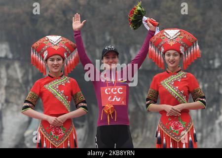 Marianne Vos aus den Niederlanden und das Team CCC Liv, die während der Preisverleihung der Cycling Tour de Guangxi 2019 gesehen wurden, als sie die Women's WorldTour 2019 gewann. Am Dienstag, den 22. Oktober 2019, China. (Foto von Artur Widak/NurPhoto) Stockfoto