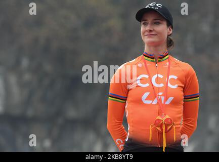 Marianne Vos aus den Niederlanden und das Team CCC Liv, die während der Preisverleihung der Cycling Tour de Guangxi 2019 gesehen wurden, als sie die Women's WorldTour 2019 gewann. Am Dienstag, den 22. Oktober 2019, China. (Foto von Artur Widak/NurPhoto) Stockfoto