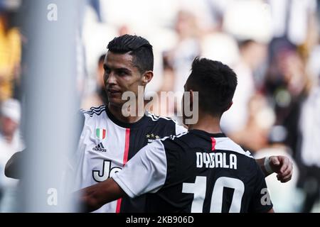 Juventus-Stürmer Cristiano Ronaldo (7) feiert mit Juventus-Stürmer Paulo Dybala (10), nachdem er während des Serie-A-Fußballspiels Nr.6 JUVENTUS - SPAL am 28. September 2019 im Allianz-Stadion in Turin, Piemont, Italien, sein Tor zu 2-0 gemacht hat. Endergebnis: Juventus-Spal 2-0. (Foto von Matteo Bottanelli/NurPhoto) Stockfoto