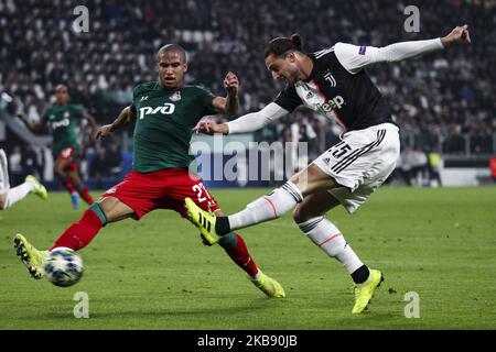 Lokomotiv Moskva-Verteidiger Murilo Cerqueira (27) bekämpft Juventus-Mittelfeldspieler Adrien Rabiot (25) während des UEFA Champions League-Gruppenfußballspiels Nr.3 JUVENTUS - LOKOMOTIV MOSKVA am 22. Oktober 2019 im Allianz-Stadion in Turin, Piemont, Italien. Endergebnis: Juventus - Lokomotiv Moskva 2-1. (Foto von Matteo Bottanelli/NurPhoto) Stockfoto