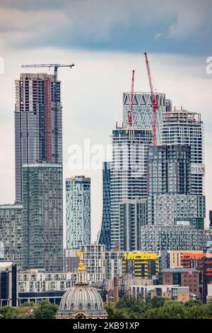 Canary Wharf in einem episch bewölkten Panoramablick, Maritime Museum, Old Royal Naval College und London Skyline von Greenwich Park während des Tages in London England. Canary Wharf ist ein sekundäres zentrales Finanz- und Geschäftsviertel CBD von London, mit vielen Banken, Wolkenkratzern und vielen im Bau mit moderner Architektur hoch mit Glasfassaden Gebäuden. (Foto von Nicolas Economou/NurPhoto) Stockfoto