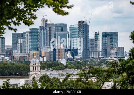 Canary Wharf in einem episch bewölkten Panoramablick, Maritime Museum, Old Royal Naval College und London Skyline von Greenwich Park während des Tages in London England. Canary Wharf ist ein sekundäres zentrales Finanz- und Geschäftsviertel CBD von London, mit vielen Banken, Wolkenkratzern und vielen im Bau mit moderner Architektur hoch mit Glasfassaden Gebäuden. (Foto von Nicolas Economou/NurPhoto) Stockfoto