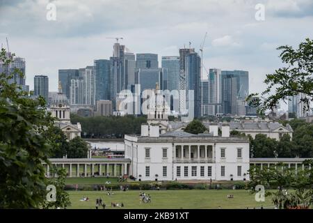 Canary Wharf in einem episch bewölkten Panoramablick, Maritime Museum, Old Royal Naval College und London Skyline von Greenwich Park während des Tages in London England. Canary Wharf ist ein sekundäres zentrales Finanz- und Geschäftsviertel CBD von London, mit vielen Banken, Wolkenkratzern und vielen im Bau mit moderner Architektur hoch mit Glasfassaden Gebäuden. (Foto von Nicolas Economou/NurPhoto) Stockfoto