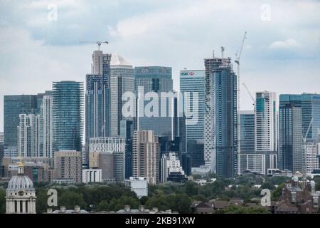 Canary Wharf in einem episch bewölkten Panoramablick, Maritime Museum, Old Royal Naval College und London Skyline von Greenwich Park während des Tages in London England. Canary Wharf ist ein sekundäres zentrales Finanz- und Geschäftsviertel CBD von London, mit vielen Banken, Wolkenkratzern und vielen im Bau mit moderner Architektur hoch mit Glasfassaden Gebäuden. (Foto von Nicolas Economou/NurPhoto) Stockfoto