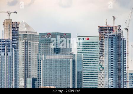 Canary Wharf in einem episch bewölkten Panoramablick, Maritime Museum, Old Royal Naval College und London Skyline von Greenwich Park während des Tages in London England. Canary Wharf ist ein sekundäres zentrales Finanz- und Geschäftsviertel CBD von London, mit vielen Banken, Wolkenkratzern und vielen im Bau mit moderner Architektur hoch mit Glasfassaden Gebäuden. (Foto von Nicolas Economou/NurPhoto) Stockfoto