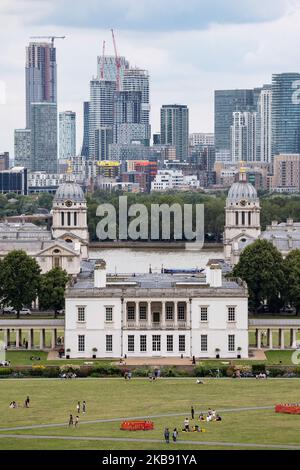 Canary Wharf in einem episch bewölkten Panoramablick, Maritime Museum, Old Royal Naval College und London Skyline von Greenwich Park während des Tages in London England. Canary Wharf ist ein sekundäres zentrales Finanz- und Geschäftsviertel CBD von London, mit vielen Banken, Wolkenkratzern und vielen im Bau mit moderner Architektur hoch mit Glasfassaden Gebäuden. (Foto von Nicolas Economou/NurPhoto) Stockfoto