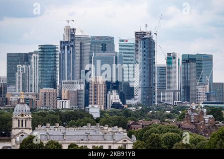 Canary Wharf in einem episch bewölkten Panoramablick, Maritime Museum, Old Royal Naval College und London Skyline von Greenwich Park während des Tages in London England. Canary Wharf ist ein sekundäres zentrales Finanz- und Geschäftsviertel CBD von London, mit vielen Banken, Wolkenkratzern und vielen im Bau mit moderner Architektur hoch mit Glasfassaden Gebäuden. (Foto von Nicolas Economou/NurPhoto) Stockfoto