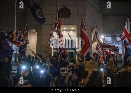 Demonstranten halten Gewerkschaftsjacken vor dem britischen Generalkonsulat in Hongkong, China, in der Mitte, am 23. Oktober 2019 wird das britische Oberhaus die jüngsten Unruhen in Hongkong debattieren und den Bewohnern Hongkongs die Staatsbürgerschaft in einem anderen Land anbieten. Die ehemalige britische Kolonie ist monatelangen Protesten ausgesetzt. (Foto von Vernon Yuen/NurPhoto) Stockfoto