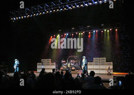 Dusty Hill (von links), Frank Beard und Billy Gibbons von der Band ZZ Top treten am 22. Oktober 2019 im King Center for the Performing Arts in Melbourne, Florida, auf. (Foto von Paul Hennessy/NurPhoto) Stockfoto