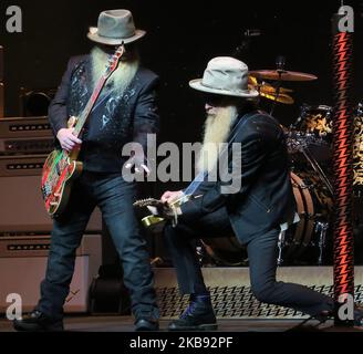 Dusty Hill (links) und Billy Gibbons von der Band ZZ Top treten am 22. Oktober 2019 im King Center for the Performing Arts in Melbourne, Florida, auf. (Foto von Paul Hennessy/NurPhoto) Stockfoto