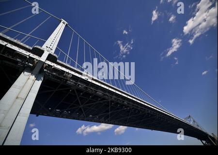 Die Benjamin Franklin Brücke über den Delaware River vom Race Street Pier aus gesehen, in Philadelphia, PA, am 23. Oktober 2019. (Foto von Bastiaan Slabbers/NurPhoto) Stockfoto