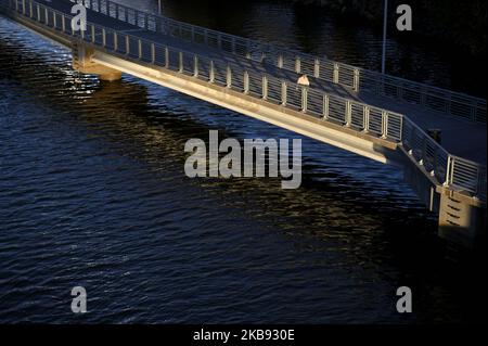 Fußgänger, Jogger und Radfahrer nutzen am 23. Oktober 2019 den Schuylkill River Trail in Philadelphia, PA. (Foto von Bastiaan Slabbers/NurPhoto) Stockfoto