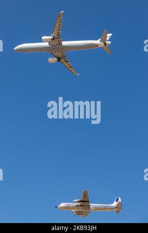 Schnappschüsse während der Flugwoche Athen AFW 2019. Ein Aegean Airbus A321 mit der Registrierung SX-DGA und ein historischer, alt renovierter Douglas DC-6B von Red Bull ( Flying Bulls Team ), der 1958 gebaut wurde und mit der Registrierung OE-LDM nebeneinander in einer Formation vor den Zuschauern fliegt, Am 2019 22. September 2019 über die Startbahn auf der Flugschau der Flugwoche 8. in Athen auf dem LGTG-Flughafen der Tanagra Military Air Base in Griechenland. (Foto von Nicolas Economou/NurPhoto) Stockfoto